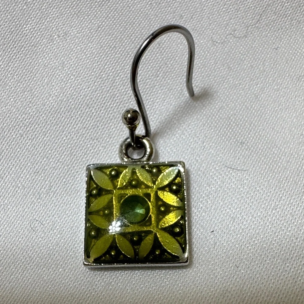 Elegant Green Square Earrings - Picture 4 of 6